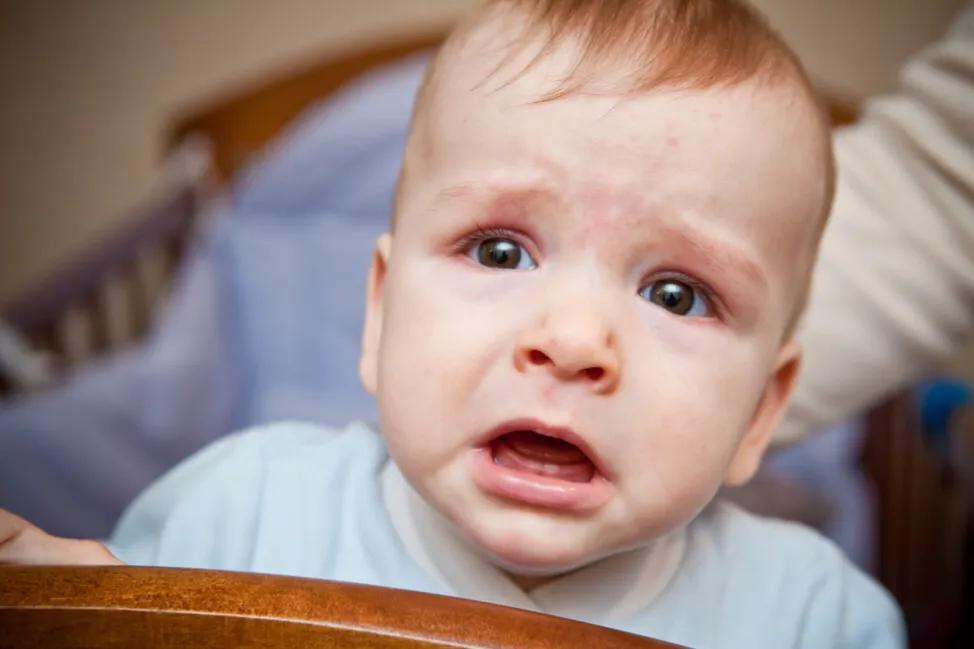 宝宝睡着突然哭闹发脾气,别着急责怪,可能是身体的“求救”信号