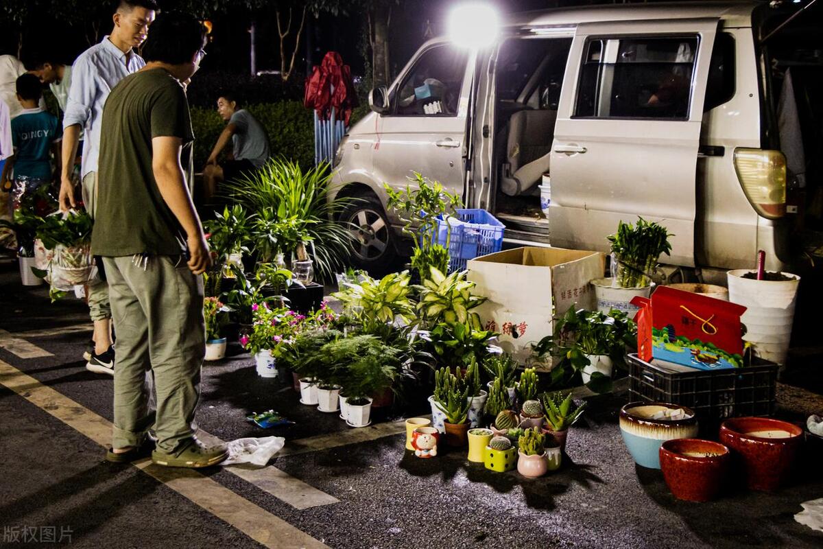 中国地摊经济促进就业,地摊经济带来的市场活力