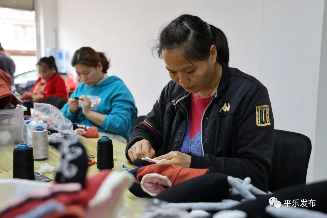 【开局起步dou精彩】桂林平乐|农闲妇女“闲不住”手工活成赚钱新时尚