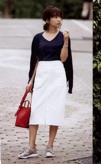 女生穿运动鞋最时尚的穿搭,宽松t恤女中长款搭配什么鞋