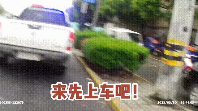 外卖小哥在十字路口执勤,外卖小哥带着孩子送外卖警察帮忙