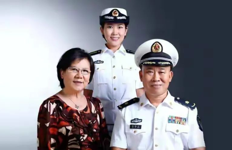 五位长得丑却娶了白天鹅的男星,5位长得丑却娶了白天鹅的男星