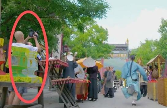 洒枸杞假装喷血、演尸体玩手机，这些穿帮镜头好敷衍，个个离谱