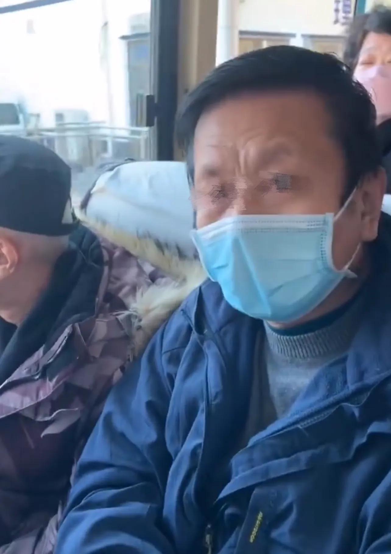 我们是110开头的！北京两男子抢走老人和孩子公交座，大秀优越感