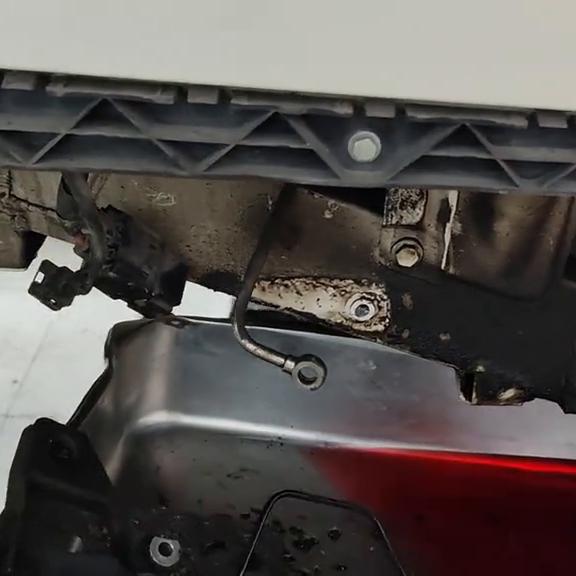 后叶子板拆装修复,叶子板和侧裙更换