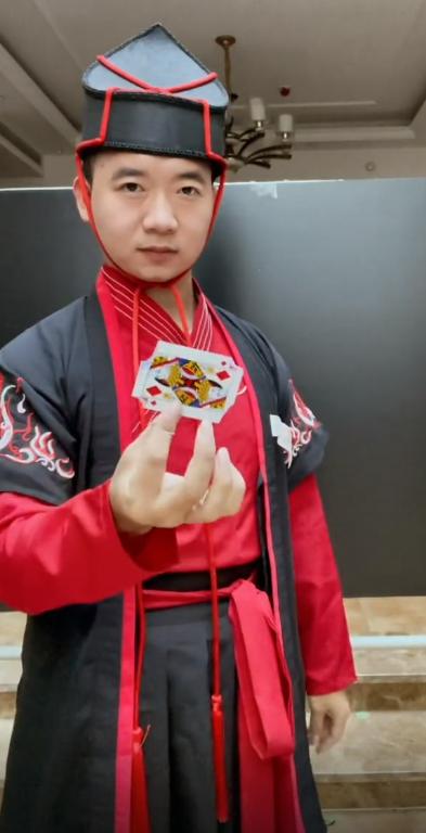 小伙模仿电影练成摘叶飞花,东方不败的飞花神功