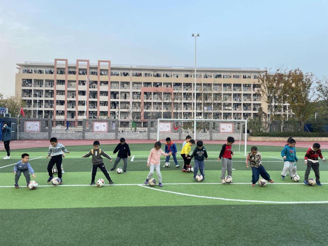 共同参与共同进步,我和足球共同成长手抄报