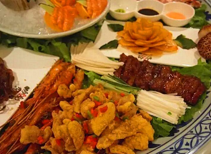 闺蜜请客只准备了一个菜，女子一脸嫌弃，菜上桌发现小丑竟是自己