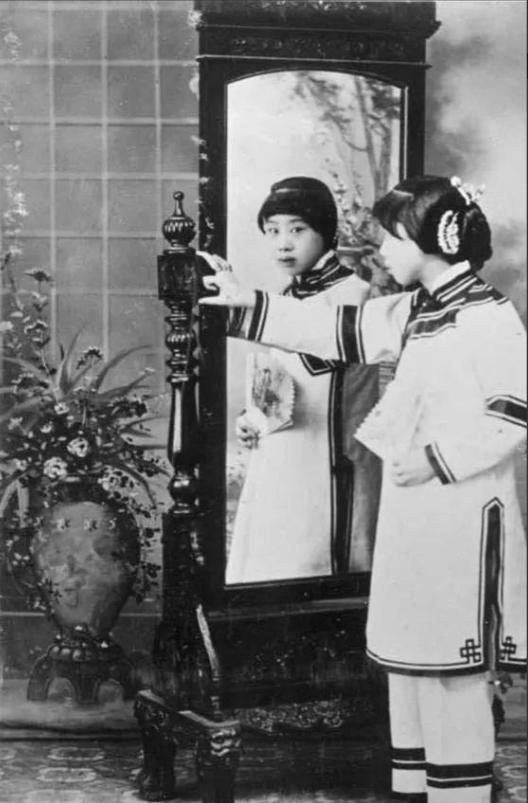 女子身着日本侵华军装露脸,女子穿日军军服拍照被抓