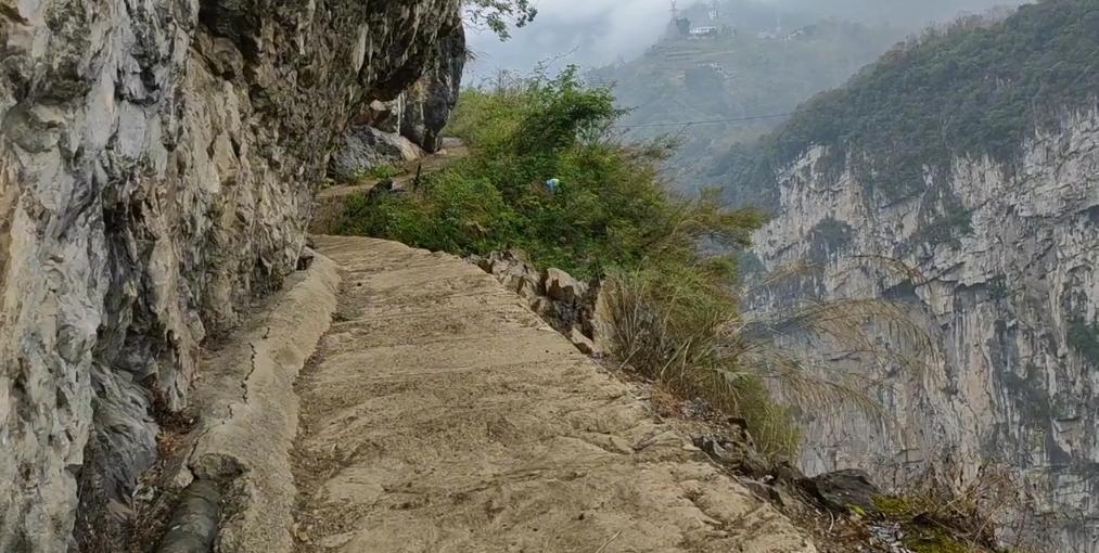 云南盐津县天路,云南盐津悬崖绝壁上的一条道