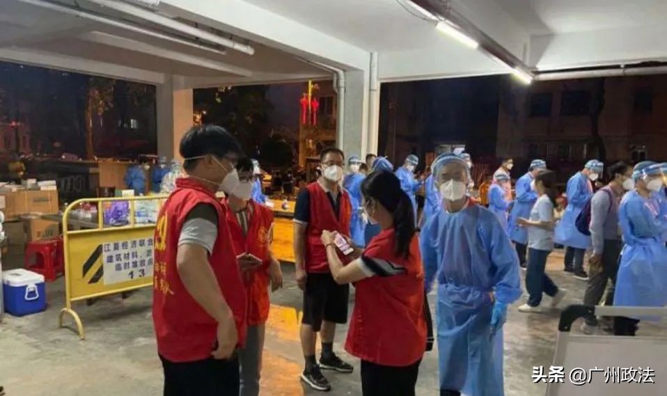 疫情期间,她推迟退休,他代购奶粉,他们上门找老人……