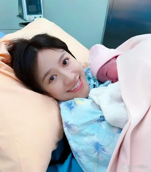 嘴对嘴接吻，当众强吻30岁女儿，没边界感的明星父母有多离谱？