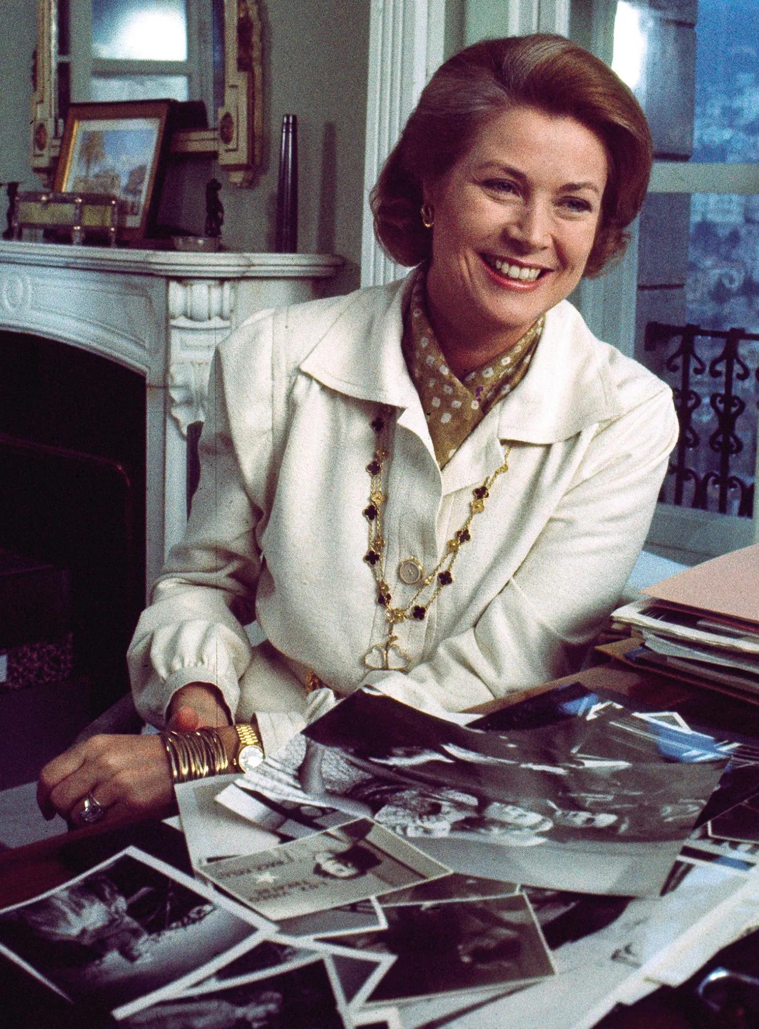 梵克雅宝双面黑白价格,梵克雅宝芭蕾舞胸针卡米拉