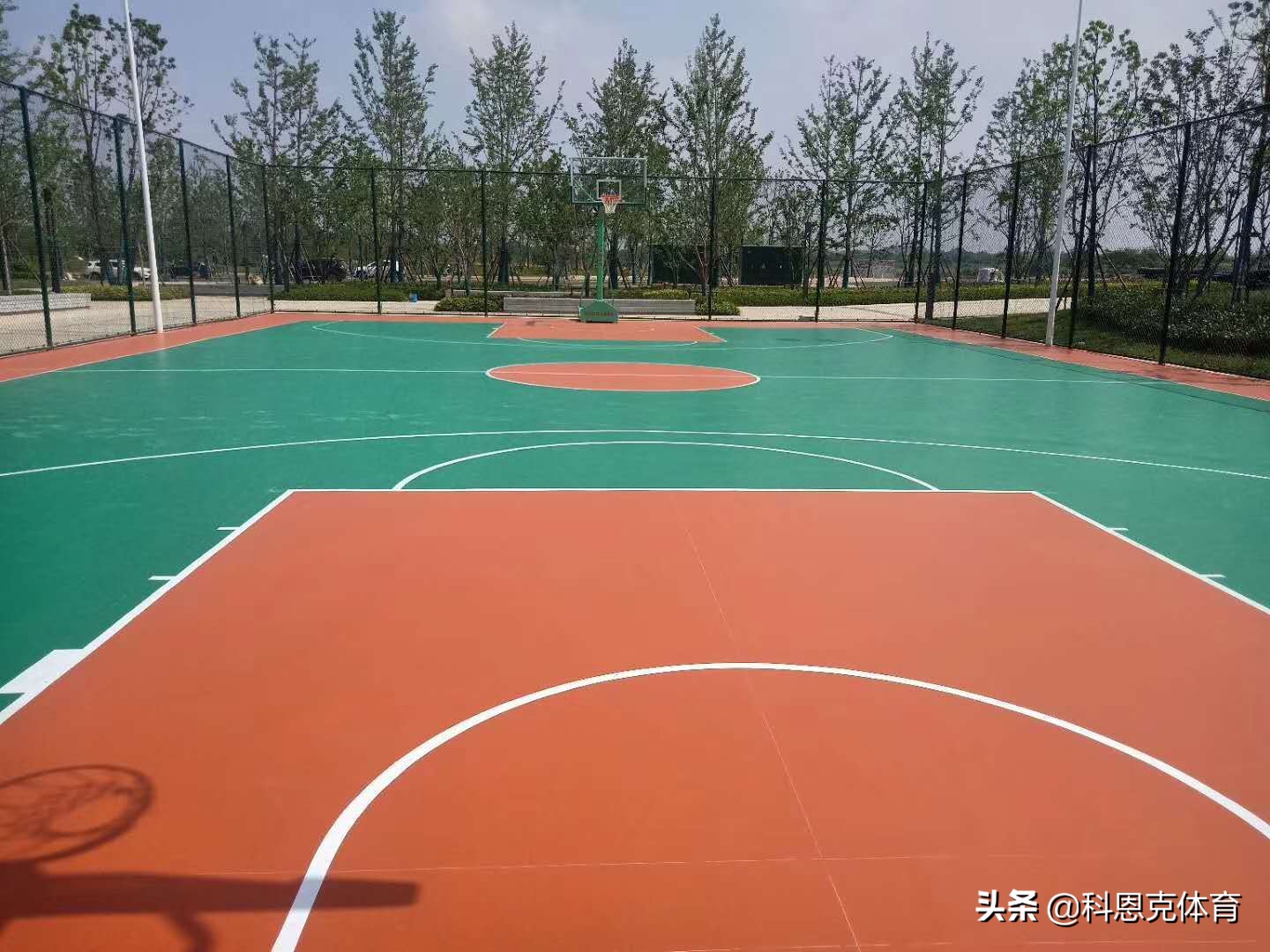 铺设篮球场地胶,铺设篮球场