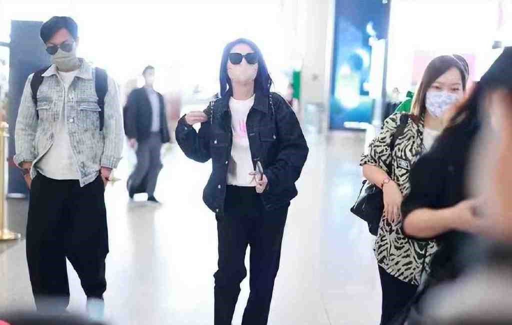 杨千嬅一家三口同框,杨千嬅与老公亮相活动两人很般配