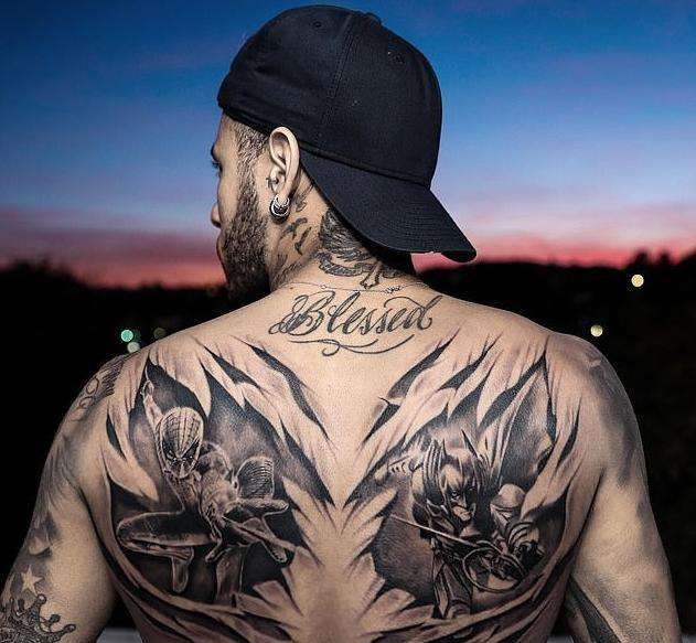 内马尔的纹身,内马尔纹身过程视频