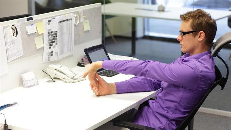 总是腰酸背痛？到底是什么原因？医生：睡前这样趴一趴或许管用！