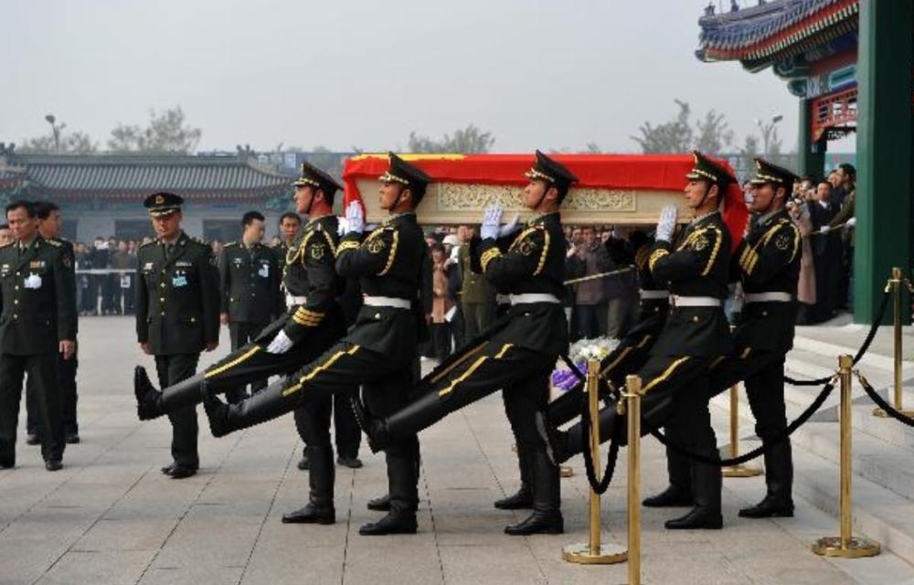 2009年钱学森逝世，三军仪仗队为他抬棺，他的子女如今过得怎样？