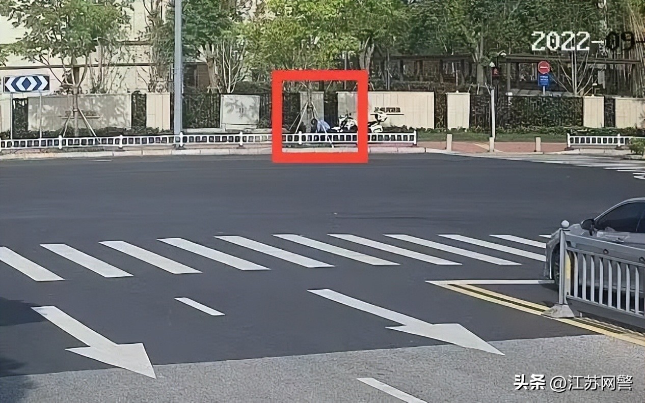 苏州一男子摔倒路中间,男子摔倒路边遇警民