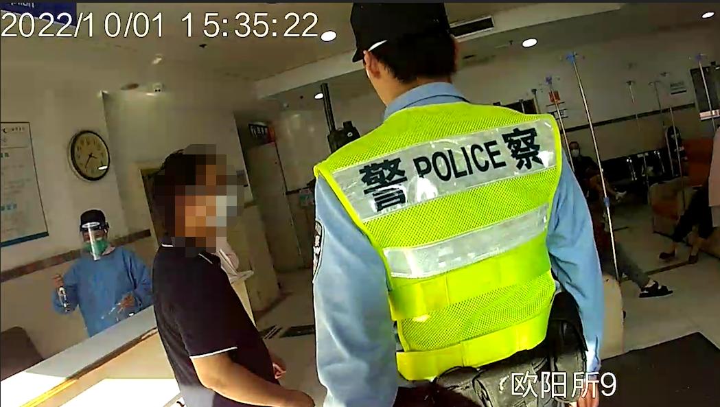 男子晕倒路边警民携手暖心救助,男子流落街头警民暖心救助