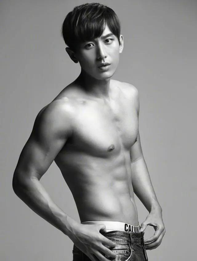 成毅展现自己的肌肉,有没有觉得成毅有肌肉也挺帅的