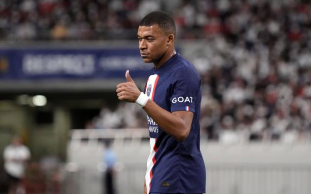 姆总罚点造神画面！无视队友倒地，抱紧足球怕被抢，内少摇头走开