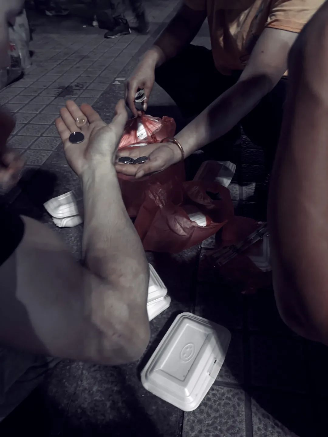 三和青年调查实录：龙华汽车站，这里是深圳最特殊的地方