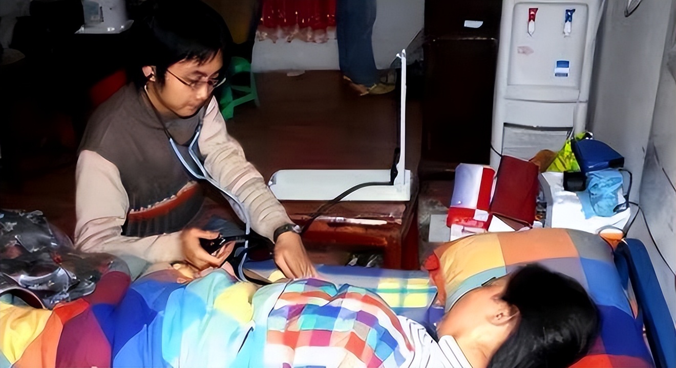 浙江小伙背着母亲上学，成全国道德模范，为何却变性参加选美大赛