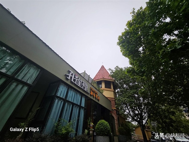 三星galaxyzflip防水测试,三星折叠手机zflip5防水吗