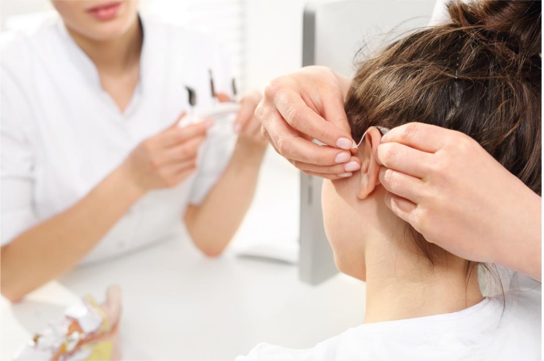 人老了耳背戴助听器,人老了耳背听不见