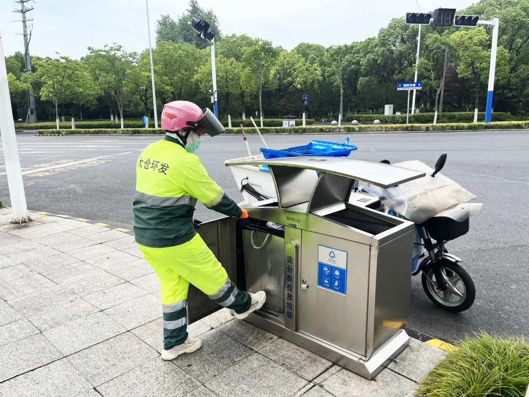 烈日下他们挥汗奋战,烈日下他们穿针引线