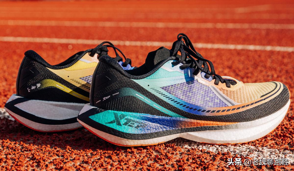 软弹脚感，优秀外观：脚感不输顶级跑鞋的特步新秀，半价就能入手