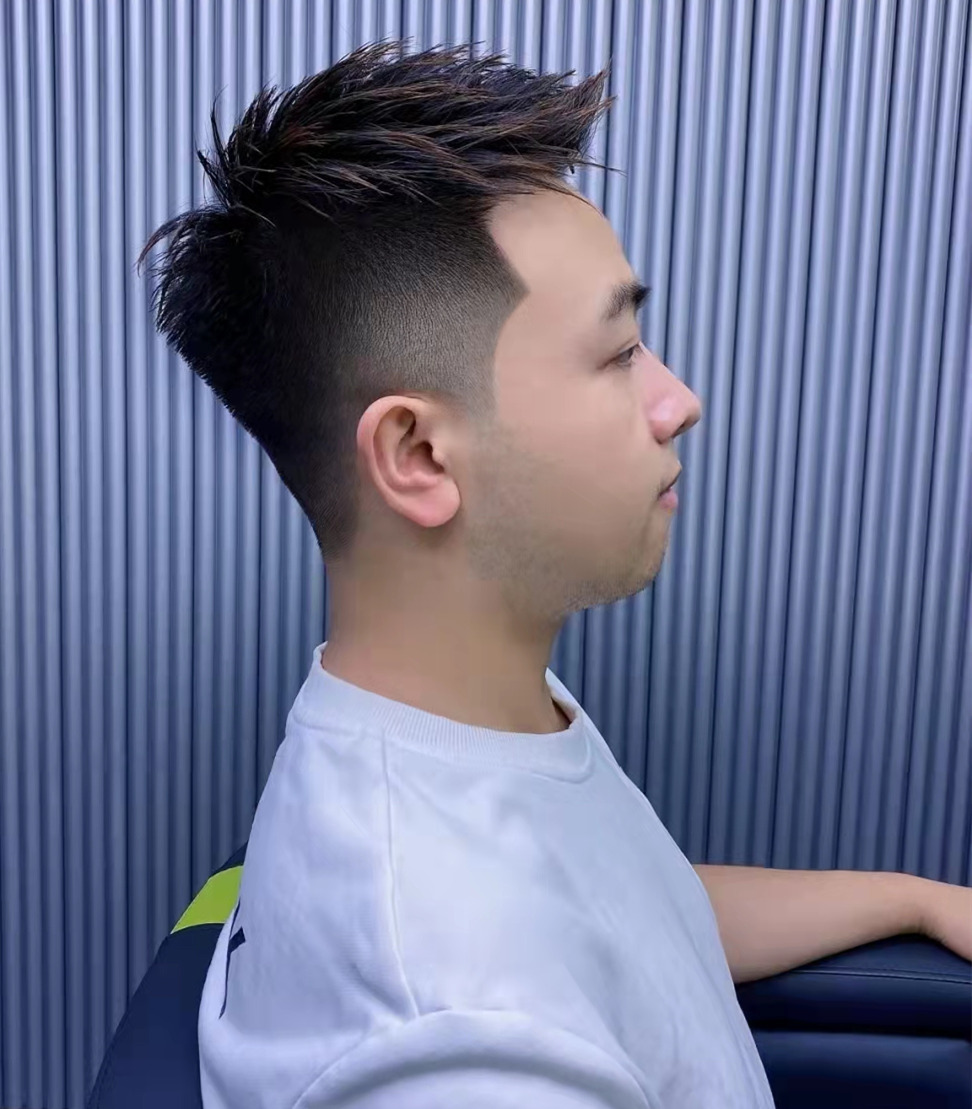 好打理的两边长点的男生短发,简洁明了很立体的男生短发