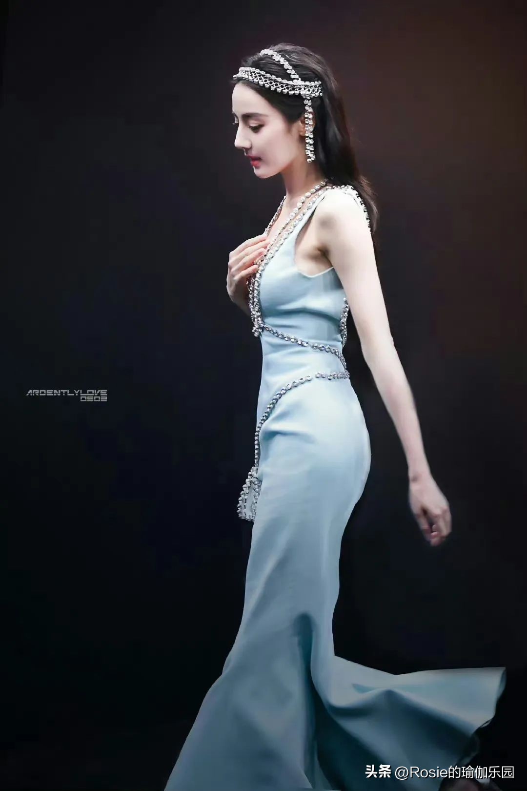 热巴翘臀训练动作,热巴秀长腿