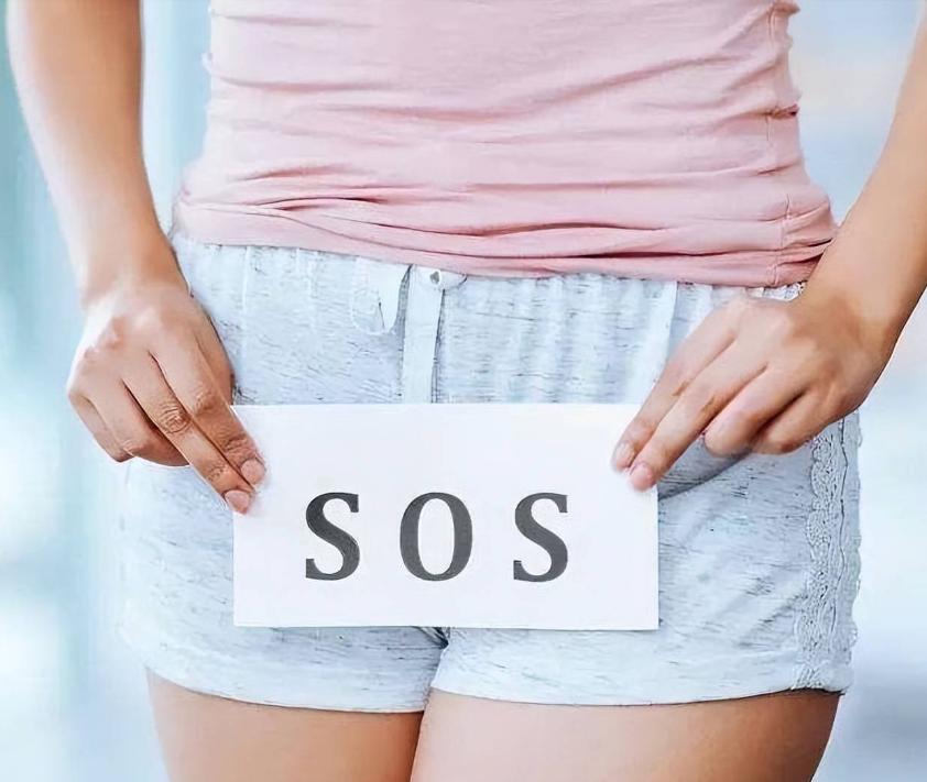 女性心窝口偏右烧灼感痛怎么回事,女性尿道口有烧灼感怎么回事