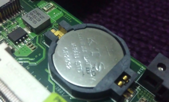 电脑开机显示英文字母进不了系统,电脑放久了主机不通电开不了机