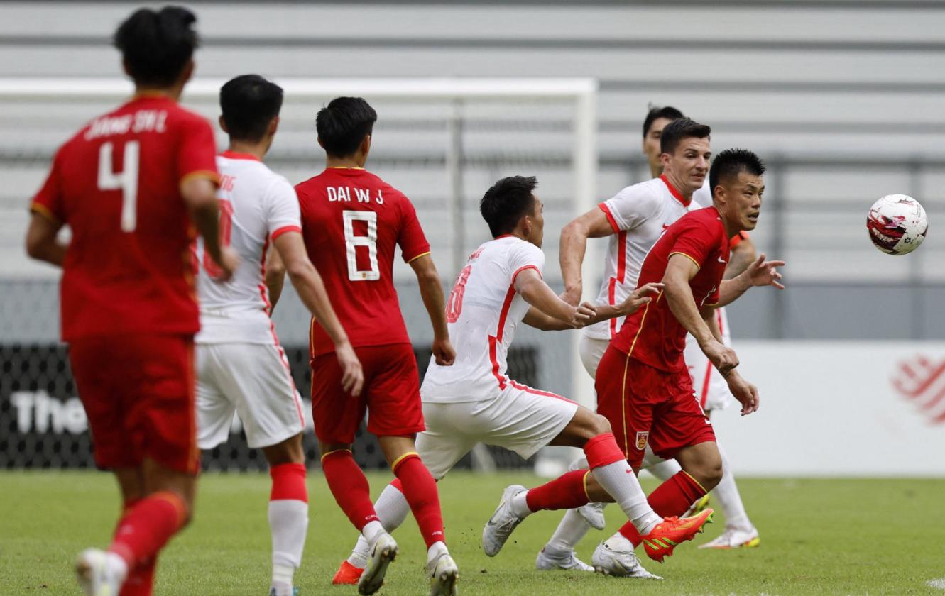 人民日报+央视祝贺国足！23岁主力国脚激动跪地，高举双手庆祝