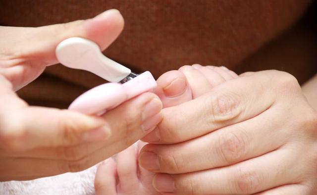 脚趾甲总往肉里长还疼是什么原因,脚趾甲老是戳到肉