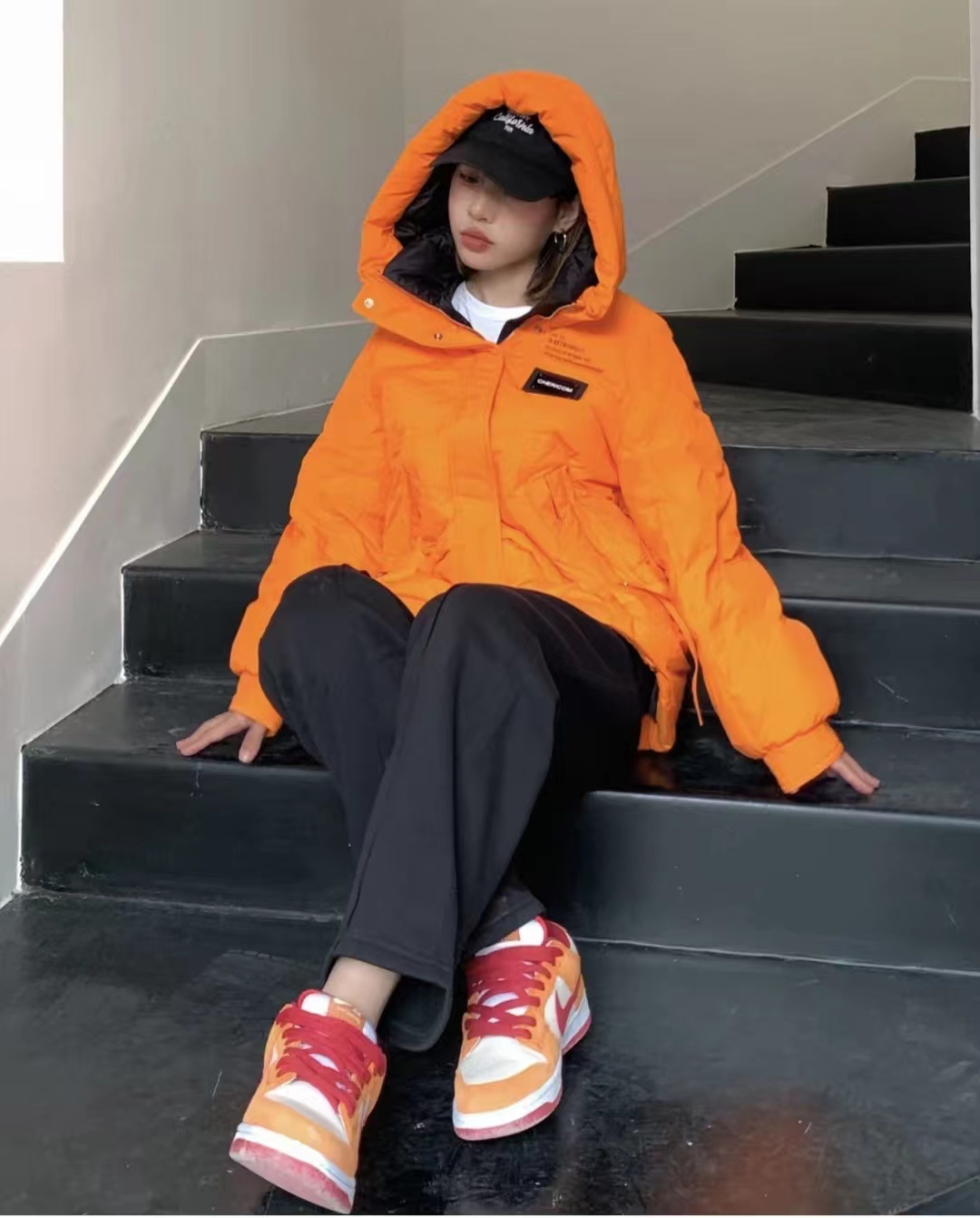 冬季穿什么颜色的羽绒服最百搭,流行的冬季羽绒服颜色搭配