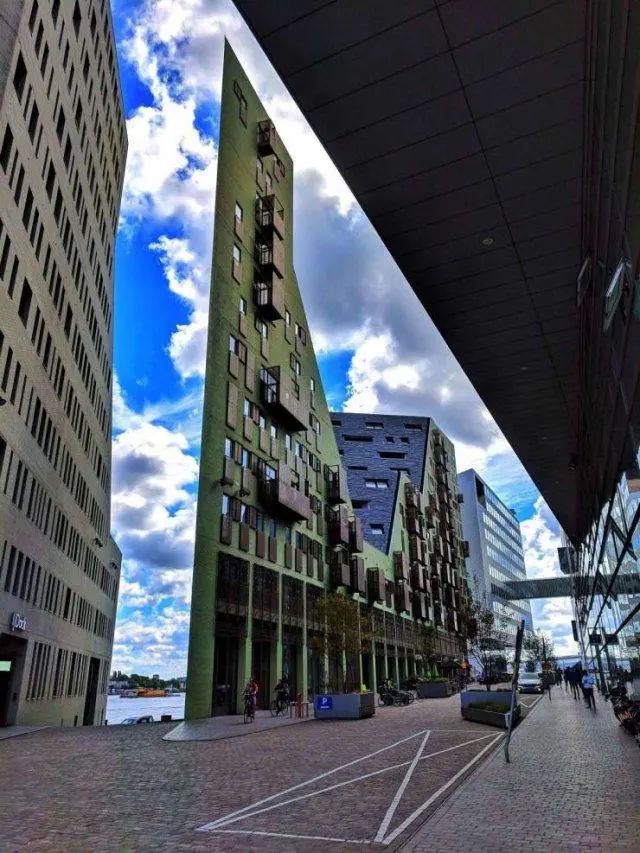 38张照片看世界：黎巴嫩被毁坏的港口，山洞球场