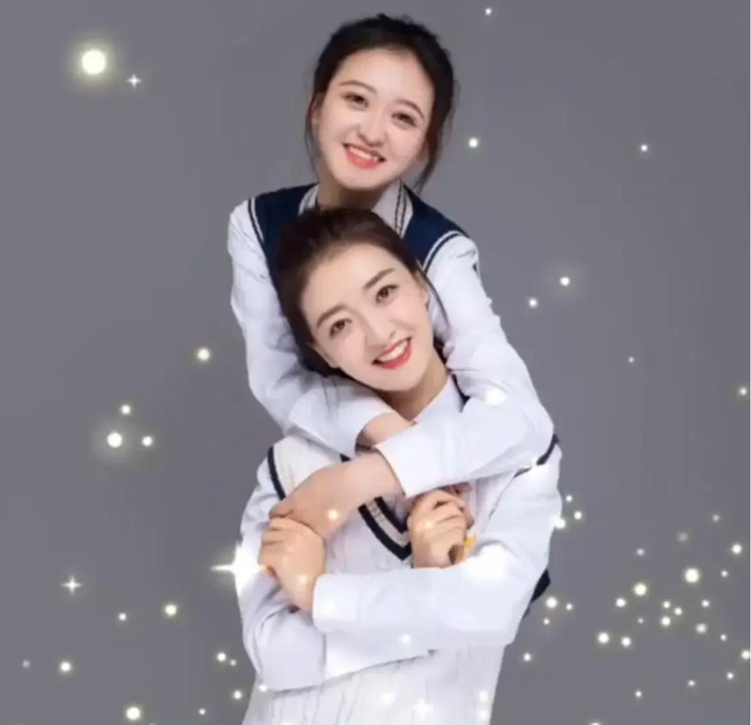 母女青春同框照,母女拍大学风写真照火了