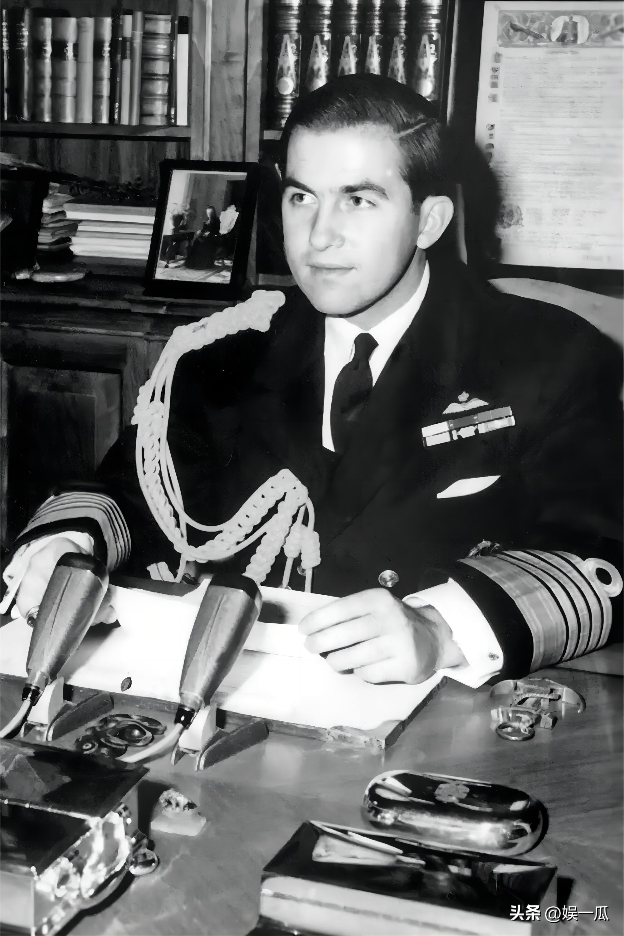 希腊王后安妮-玛丽在丈夫葬礼上佩戴特殊意义钻石十字架