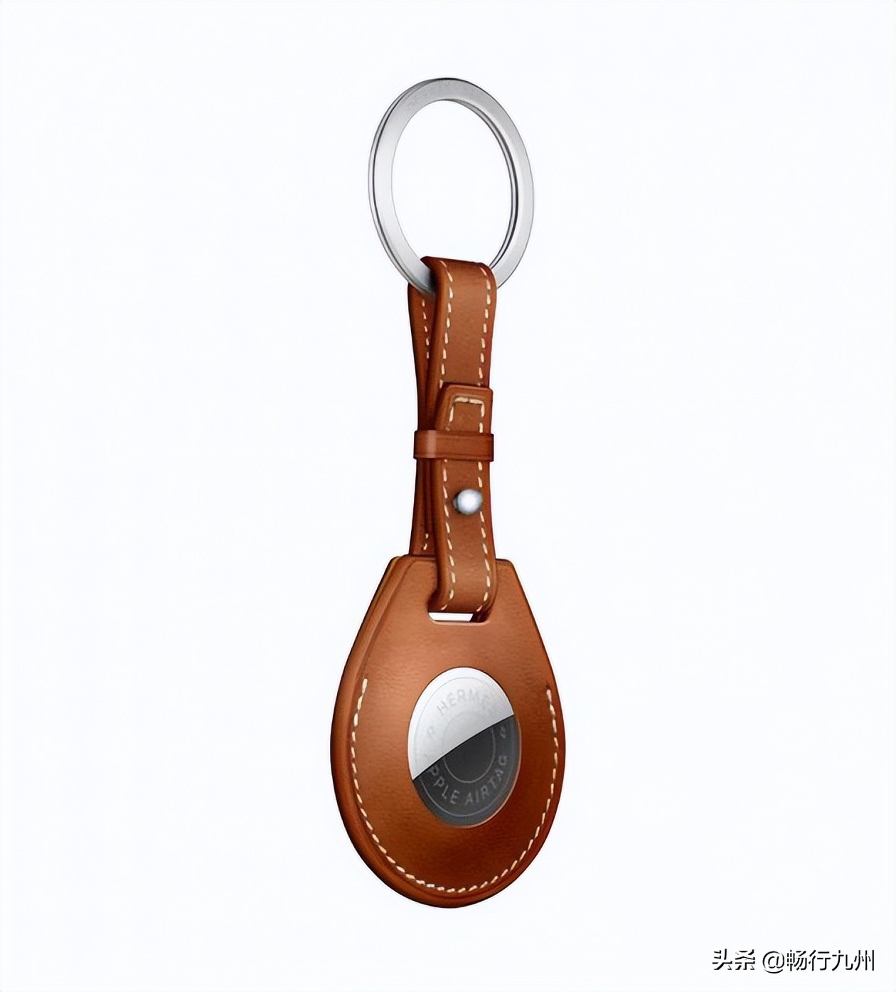 为爱人挑选心仪的礼物,用心挑选礼物的男人