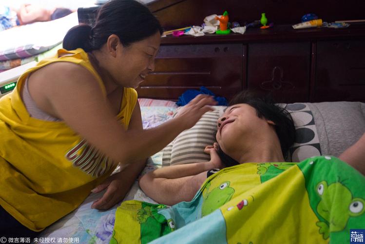 可怜的孩子输液,可怜的婴儿打针输液