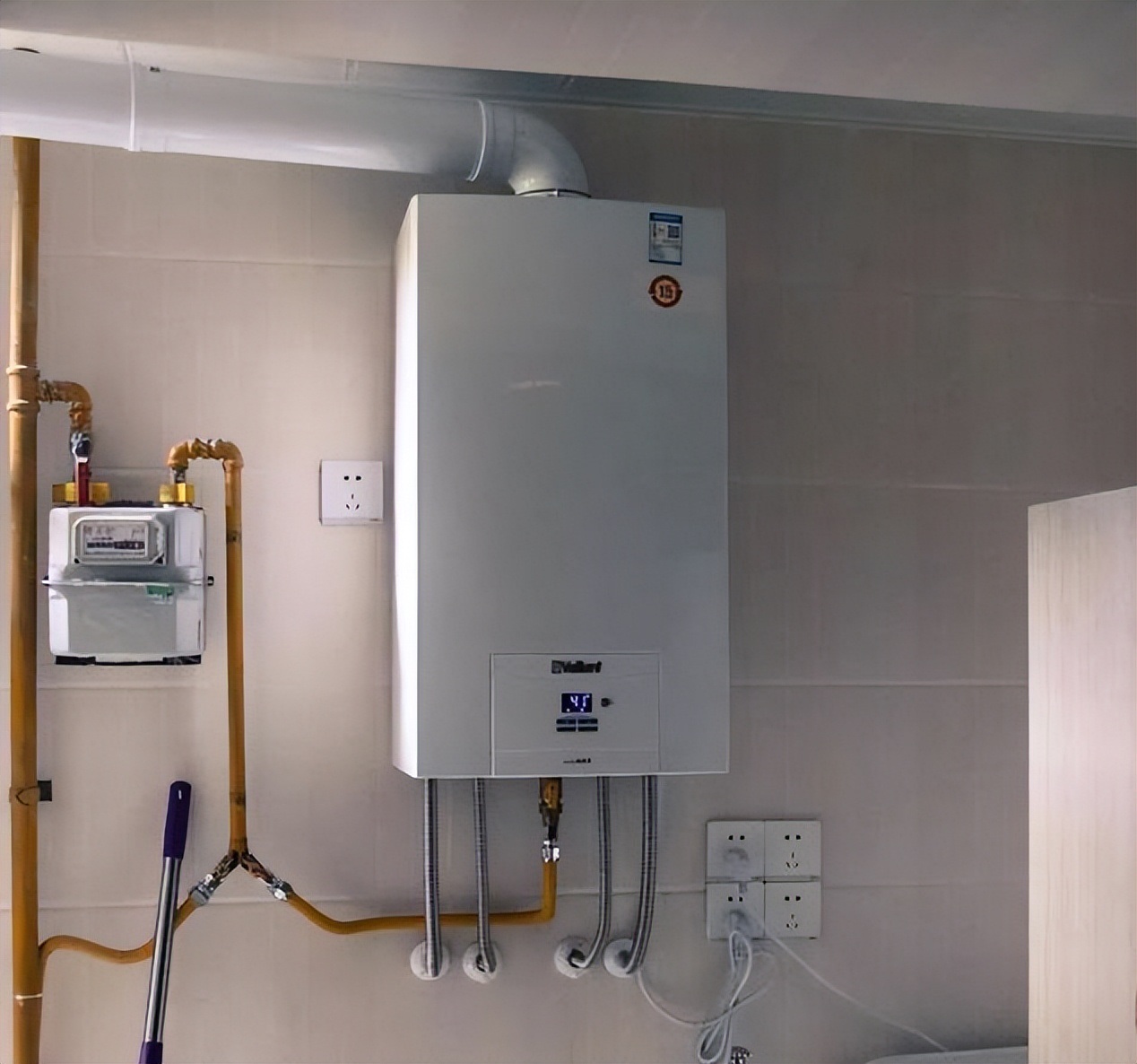 风能热水器与太阳能热水器哪个好,太阳能热水器电热水器燃气热水器