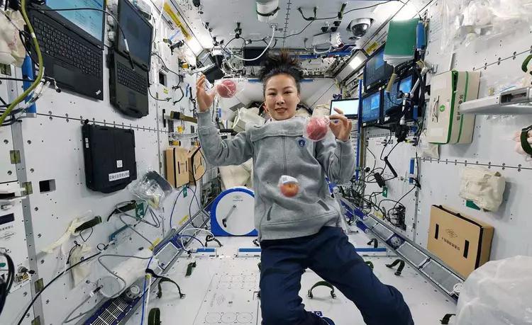 中国宇航员爱吃苹果，每个运费17000元，一顿饭钱能抵三个月开支