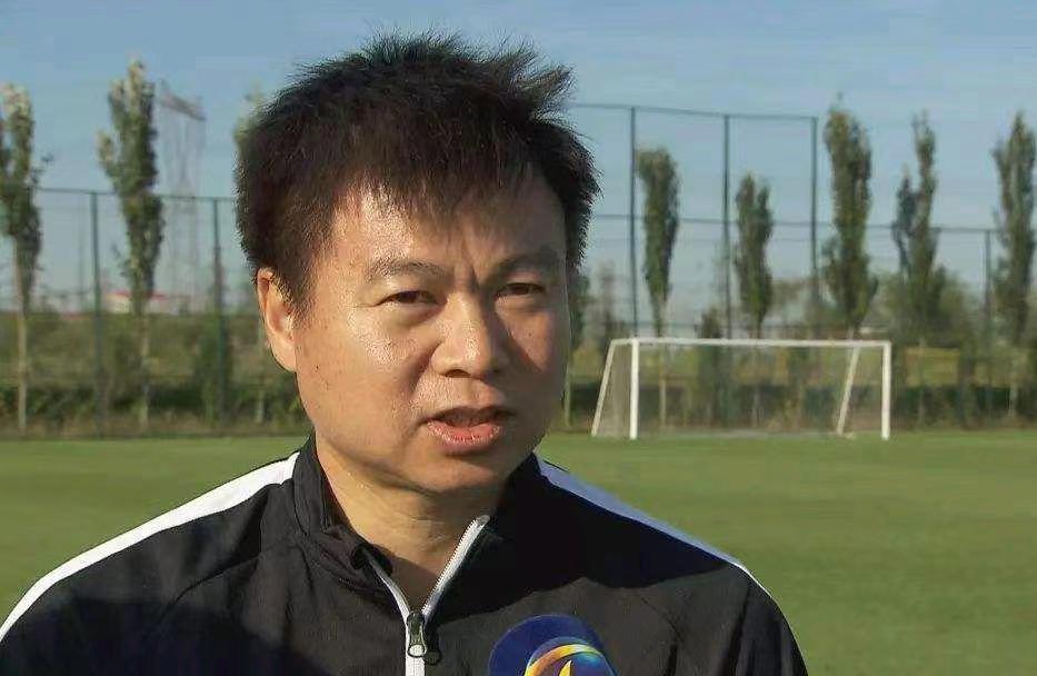 他是足坛“玻璃美人”，与前妻遗憾分开，后娶小13岁演员再获幸福