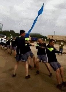 今日动图：前不久交了一位女朋友，昨天晚上约会时忍不住吻了她