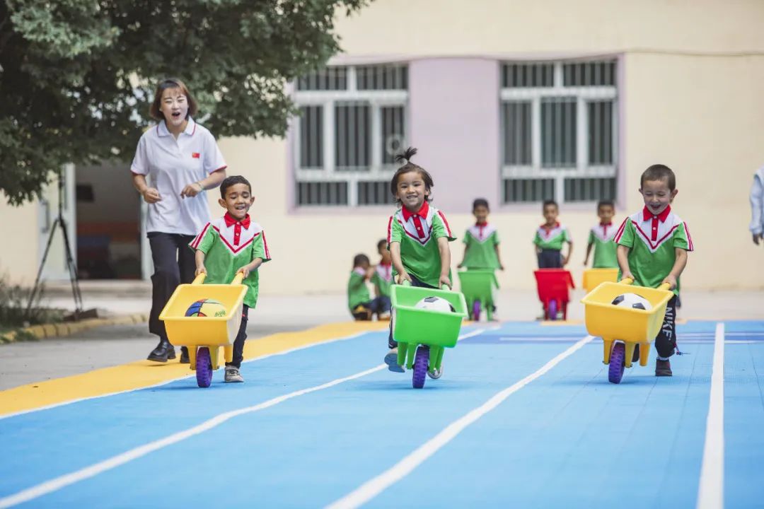 666座乡村儿童操场上的10万份快乐