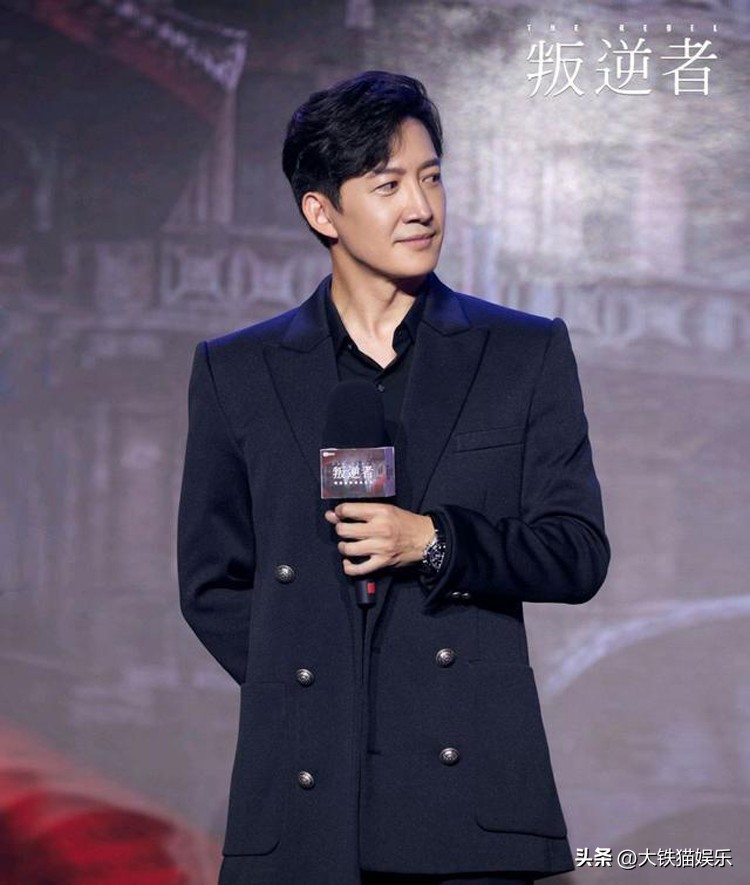 穿“黑衬衫”好看的男明星，只服这7位，个个长身玉立，贵气逼人